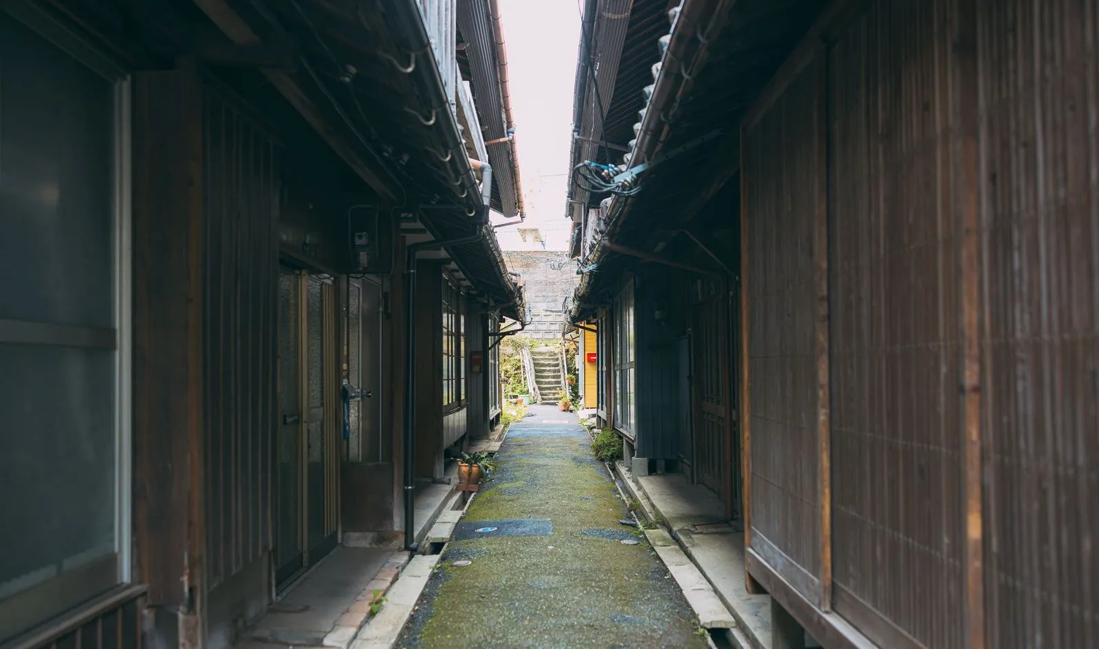 隣家とつながる古い住宅の街並み